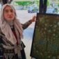 Sri Endah Dosen Unair saat menunjukkan batik khas Lumajangan