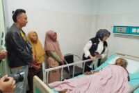 Bupati Lumajang saat menjenguk lansia korban reruntuhan rumah ambruk di RSUD dr. Haryoto
