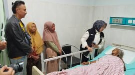 Bupati Lumajang saat menjenguk lansia korban reruntuhan rumah ambruk di RSUD dr. Haryoto