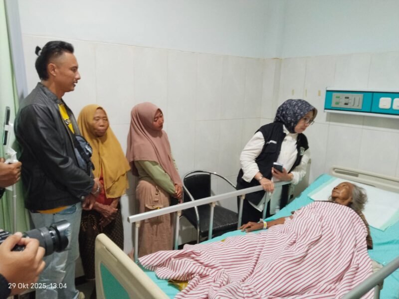 Bupati Lumajang saat menjenguk lansia korban reruntuhan rumah ambruk di RSUD dr. Haryoto