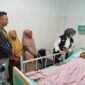 Bupati Lumajang saat menjenguk lansia korban reruntuhan rumah ambruk di RSUD dr. Haryoto