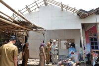 Bupati bersama Wabup turun langsung melihat kondisi rumah warga yang terkena angin puting beliung
