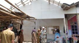 Bupati bersama Wabup turun langsung melihat kondisi rumah warga yang terkena angin puting beliung 