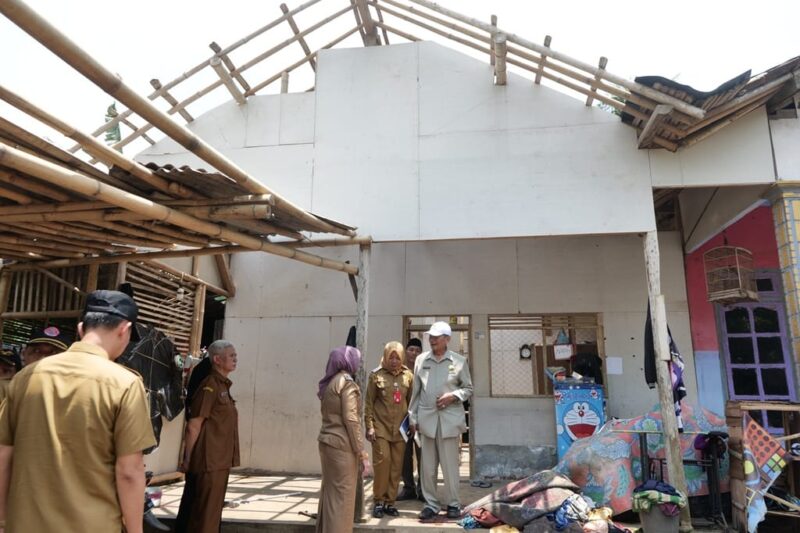 Bupati bersama Wabup turun langsung melihat kondisi rumah warga yang terkena angin puting beliung