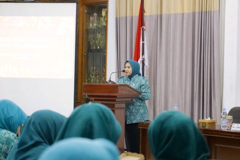 Ketua Tim Penggerak PKK Kabupaten Lumajang Dewi Natalia Yudha Adji Kusuma saat memberikan arahan