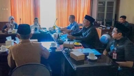 Bapemperda DPRD saat rapat kerja dengan jajaran OPD