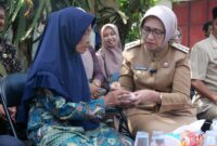 Bupati Lumajang saat menyerahkan bantuan uang tunai sebesar Rp. 10 juta kepada janda bernama Siwa warga Desa Ranuyoso