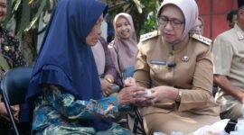 Bupati Lumajang saat menyerahkan bantuan uang tunai sebesar Rp. 10 juta kepada janda bernama Siwa warga Desa Ranuyoso