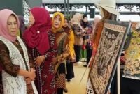 Berbagai motif batik yang dipamerkan di Pendopo Arya Wiraraja