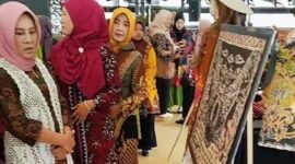 Berbagai motif batik yang dipamerkan di Pendopo Arya Wiraraja