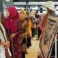 Berbagai motif batik yang dipamerkan di Pendopo Arya Wiraraja