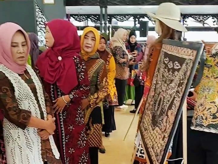 Berbagai motif batik yang dipamerkan di Pendopo Arya Wiraraja