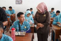 Ketua DPRD Lumajang saat meninjau langsung pelaksanaan MBG di SMA Muhamadiyah Lumajang