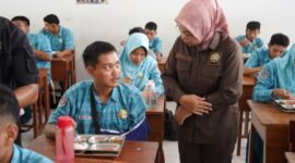 Ketua DPRD Lumajang saat meninjau langsung pelaksanaan MBG di SMA Muhamadiyah Lumajang
