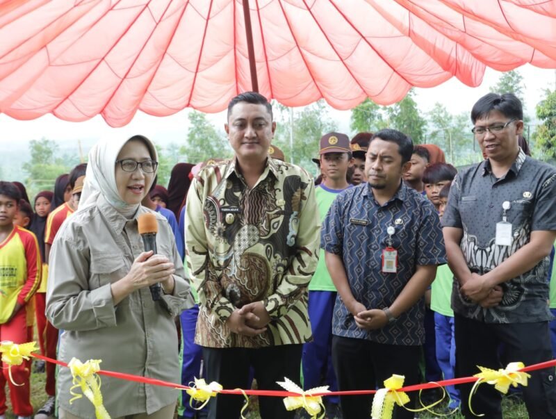 Bupati bersama Wabup saat meresmikan wahana Rainbow Slide di Buper