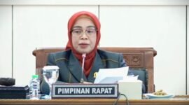 Ketua DPRD Lumajang HJ. Oktafiyani, SH., MH saat memimpin rapat paripurna 