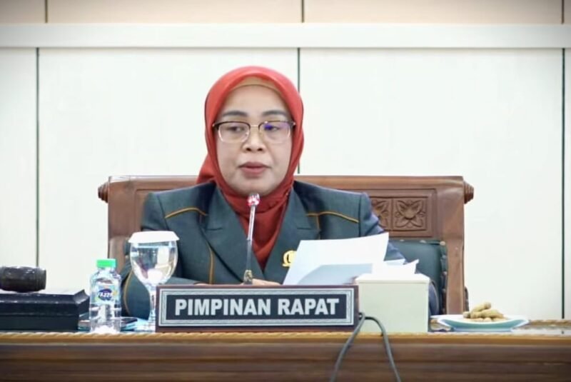Ketua DPRD Lumajang HJ. Oktafiyani, SH., MH saat memimpin rapat paripurna 