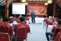 Wakil Ketua PWI Jatim Bidang Organisasi saat memberikan materi