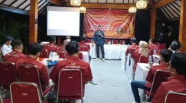 Wakil Ketua PWI Jatim Bidang Organisasi saat memberikan materi
