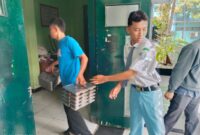 Siiswa SMK Negeri 1 Lumajang saat menerima droping MBG