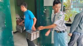 Siiswa SMK Negeri 1 Lumajang saat menerima droping MBG