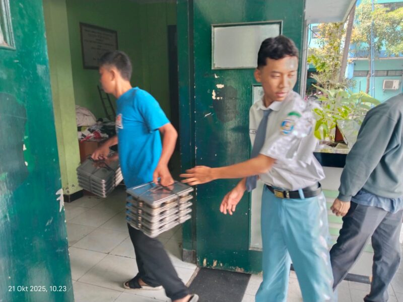 Siiswa SMK Negeri 1 Lumajang saat menerima droping MBG