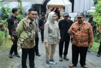 Bupati bersama Wakil Bupati saat meninjau pembangunan jalan