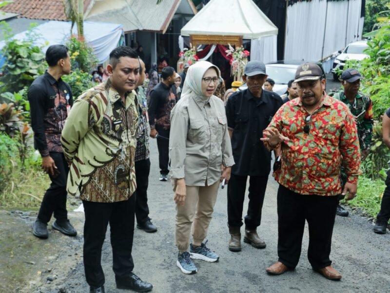Bupati bersama Wakil Bupati saat meninjau pembangunan jalan