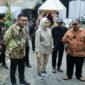 Bupati bersama Wakil Bupati saat meninjau pembangunan jalan
