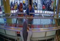 Tangkapan layar rekaman kamera CCTV saat pelaku  beraksi