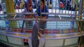 Tangkapan layar rekaman kamera CCTV saat pelaku  beraksi