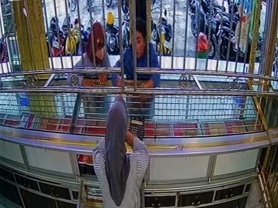 Tangkapan layar rekaman kamera CCTV saat pelaku  beraksi