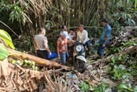 Petugas bersama warga saat evakuasi mayat dan motor korban