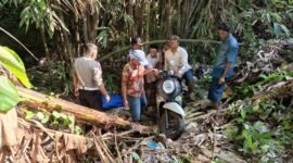 Petugas bersama warga saat evakuasi mayat dan motor korban