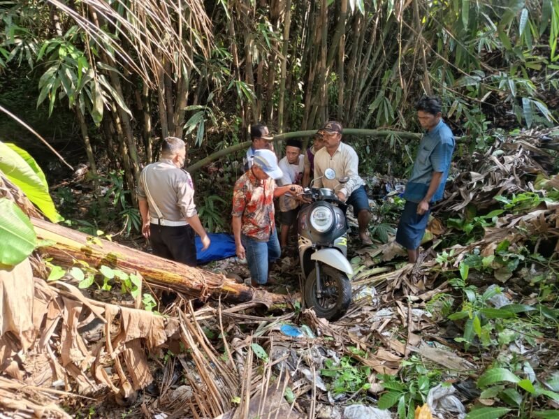 Petugas bersama warga saat evakuasi mayat dan motor korban