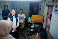 Bupati Indah Amperawati  saat meninjau kondisi Ahmat Tholib 