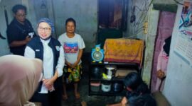 Bupati Indah Amperawati  saat meninjau kondisi Ahmat Tholib 