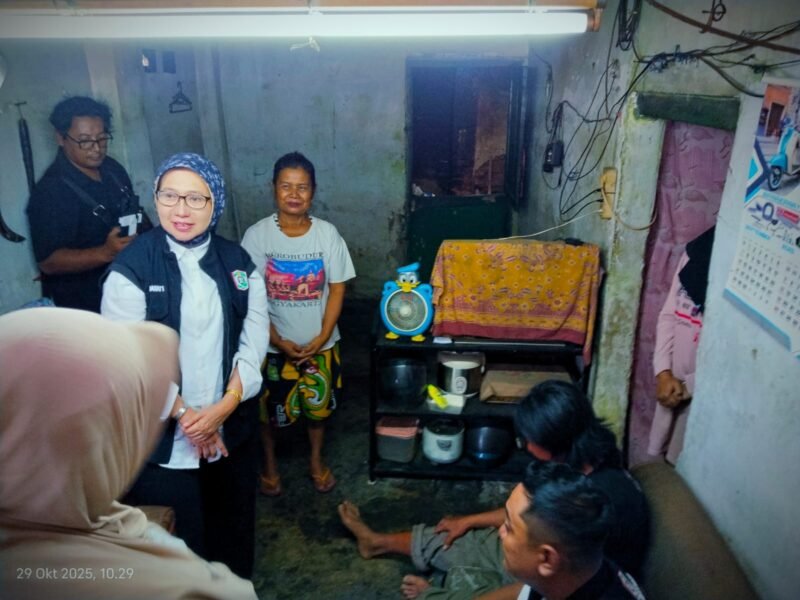 Bupati Indah Amperawati  saat meninjau kondisi Ahmat Tholib 