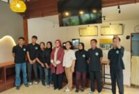 Bupati Lumajang Ir. Hj. Indah Amperawati, M.Si saat foto bersama dengan pengurus dan karyawan Tumpaksewu Bungalows