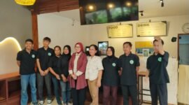 Bupati Lumajang Ir. Hj. Indah Amperawati, M.Si saat foto bersama dengan pengurus dan karyawan Tumpaksewu Bungalows