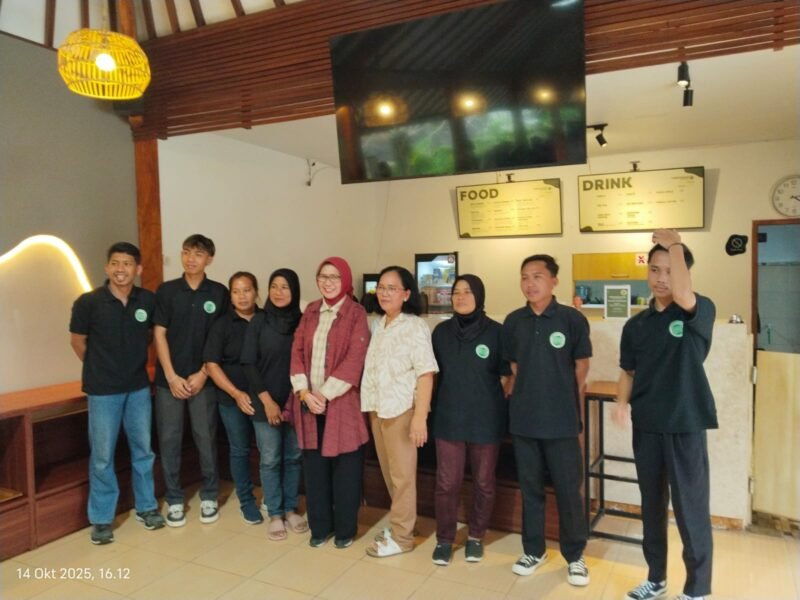 Bupati Lumajang Ir. Hj. Indah Amperawati, M.Si saat foto bersama dengan pengurus dan karyawan Tumpaksewu Bungalows