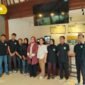 Bupati Lumajang Ir. Hj. Indah Amperawati, M.Si saat foto bersama dengan pengurus dan karyawan Tumpaksewu Bungalows