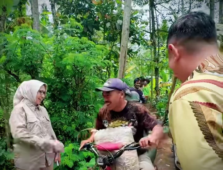 Bupati bersama Wabup saat meninjau proses pembangunan jembatan di Senduro