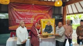 Bupati Lumajang Ir. HJ. Indah Amperawati, M.Si saat menerima Cenderamata dari Ketua PWI Lumajang