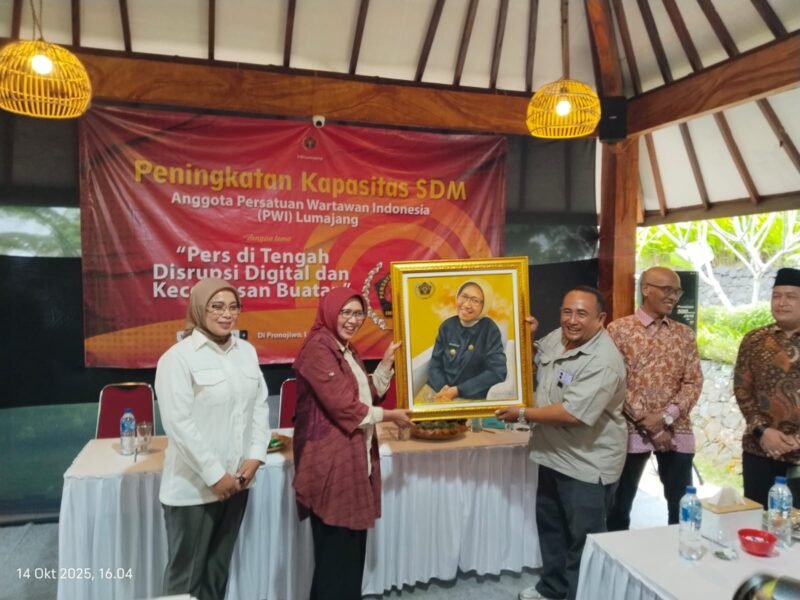 Bupati Lumajang Ir. HJ. Indah Amperawati, M.Si saat menerima Cenderamata dari Ketua PWI Lumajang