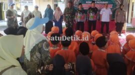 Camat Pasrujambe saat foto bersama dengan jajaran Muspika plus Kepala Sekolah dan Pengawas RA  