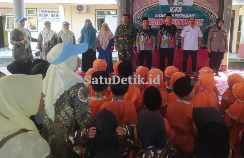 Camat Pasrujambe saat foto bersama dengan jajaran Muspika plus Kepala Sekolah dan Pengawas RA  