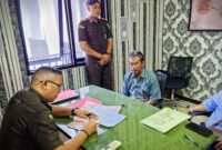 Oknum guru drumband saat dilimpahkan ke Kejari