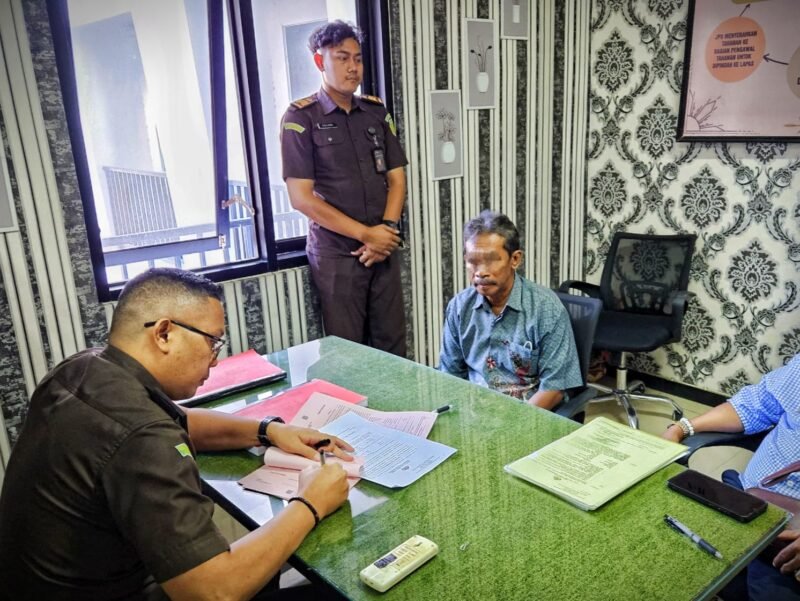 Oknum guru drumband saat dilimpahkan ke Kejari