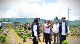 Bunda Indah bersama Mas Yudha saat berkunjung ke taman  Puspa Adi Warna